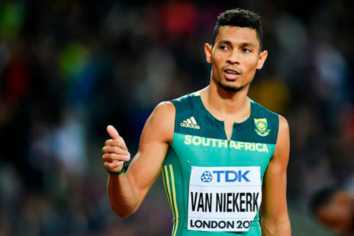 Wayde van Niekerk näyttää peukkua.
