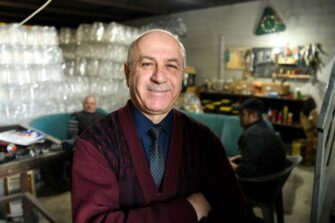 Menestyvä muovitehdas turvaa evakkoperheille elannon Pohjois-Irakissa