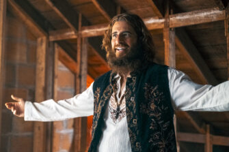 Jesus Revolution -elokuva saapuu teattereihin Suomessakin — Saadaanko se myös pysymään niissä?