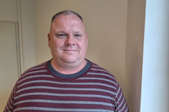 Uudenkaupungin autotehtaalta työttömäksi jäänyt Marko Hiltunen: ”Työkokeilu seurakunnassa on ollut uskoa vahvistavaa”