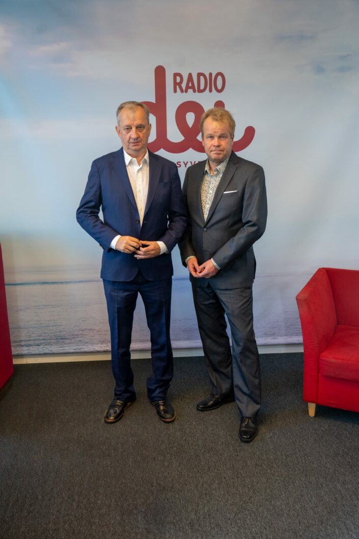 Presidenttiehdokas Harry "Hjallis" Harkimo ja vaalitenttien vetäjä Kai Kortelainen sisovat rinnakkain Radio Dein studiossa.