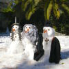 Kolmen uskontokunnan johtajaa kuvaavat lumiukot palmujen katveessa Jerusalemissa.