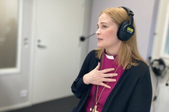 Piispa Mari Leppänen puhuu käsi sydämelle mikrofooniin Radio Dein studion suorassa lähetyksessä.