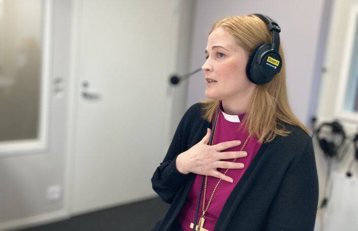 Piispa Mari Leppänen puhuu käsi sydämelle mikrofooniin Radio Dein studion suorassa lähetyksessä.