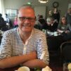 Markku Koivisto lähikuvassa taustalla ihmisiä.