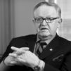 Martti Ahtisaari istuu kädet ristissä mustavalkoisessa kuvassa.