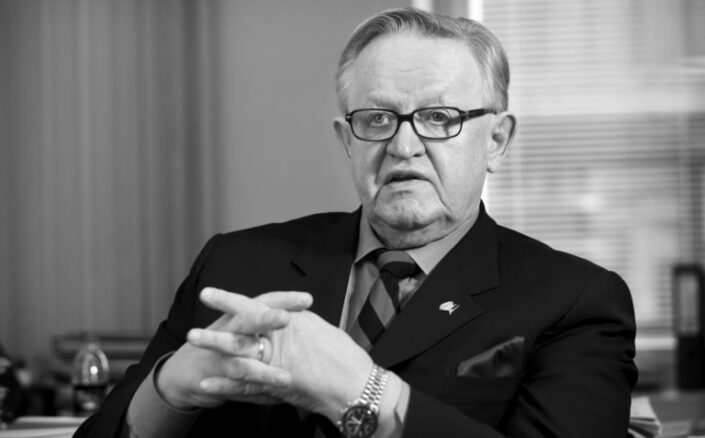 Martti Ahtisaari istuu kädet ristissä mustavalkoisessa kuvassa.