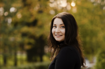 Sara Saarela on joutunut kuulemaan, mitä nainen saa Jumalan kentällä olla ja mitä ei – Kivuista syntyi kirja 