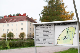 Kyltti, jossa kulkee Suomen Evankelisluterilainen Kansanlähetys ja kartta alueen rakennuksista.