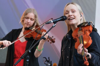 Tuuli Malve ja Henna-Maria Harju esiintyvät Hyvinkään kirkossa.