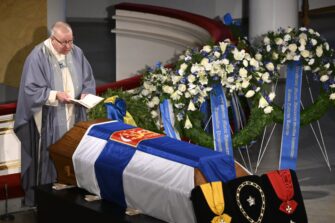 Emerituspiispa Eero Huovinen siunasi presidentti Ahtisaaren haudan lepoon – ”Ahtisaari näki jokaisen ihmisen Jumalan luomana”