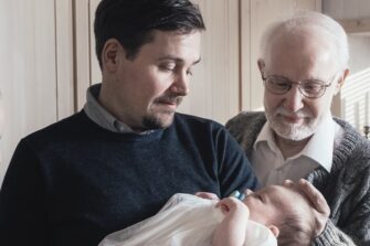 Nuoret miehet uskonnollisempia kuin samanikäiset naiset ja kannattavat kastetta ja kirkon jäsenyyttä