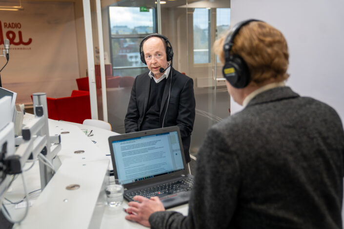 Jussi Halla-aho Radio Dein tentissä.