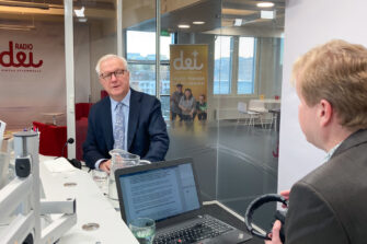 Olli Rehn Radio Dein arvotentissä: Kaikkia ihmisiä katsotaan samalta silmien tasalta