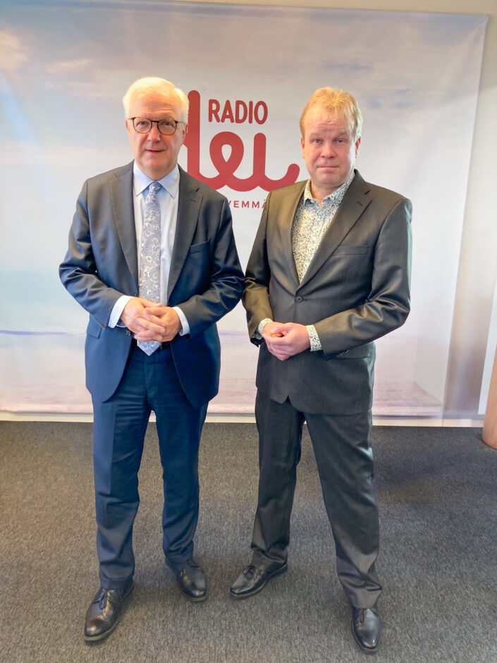 Olli Rehn ja Kai Kortelainen Radio Dein studiolla.