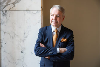 Haavisto ex-mepin erioikeusväitteistä: ”En tiedä, mistä tällainen käsitys olisi voinut syntyä” – Korhola pyytää ehdokkaalta anteeksi