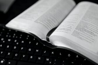 Kiponniemen seniorikurssilla opiskeltiin Raamatun ja historian lisäksi tietotekniikkaa