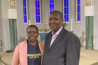 Kuvassa ovat Daniel ja Betty Ntemel Sleyn Pyhän Sydämen kappelissa