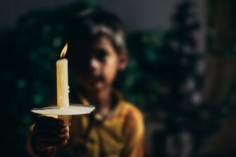 Roshanilla on jouluiloa ja parempi tulevaisuus yhteisöllisen siltakoulun avulla