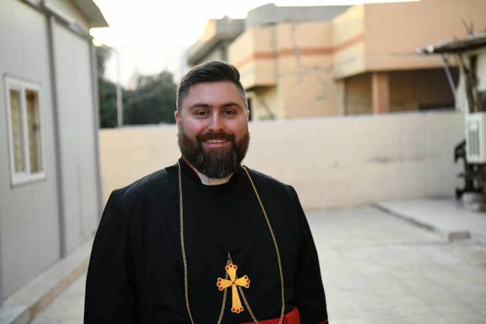 Irakilainen piispa Daniel vuonna 2023 kirkkonsa piha-alueella.