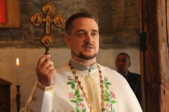 Raamattuopistossa juhlitaan Suomen itsenäisyyttä ja tuetaan Ukrainaa – vieraaksi ukrainalainen pappi