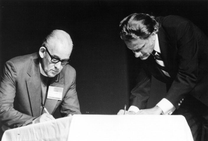 Kuvassa Piispa A. Jack Dain ja Billy Graham allekirjoittavat Lausannen julistuksen kongressissa heinäkuussa 1974.