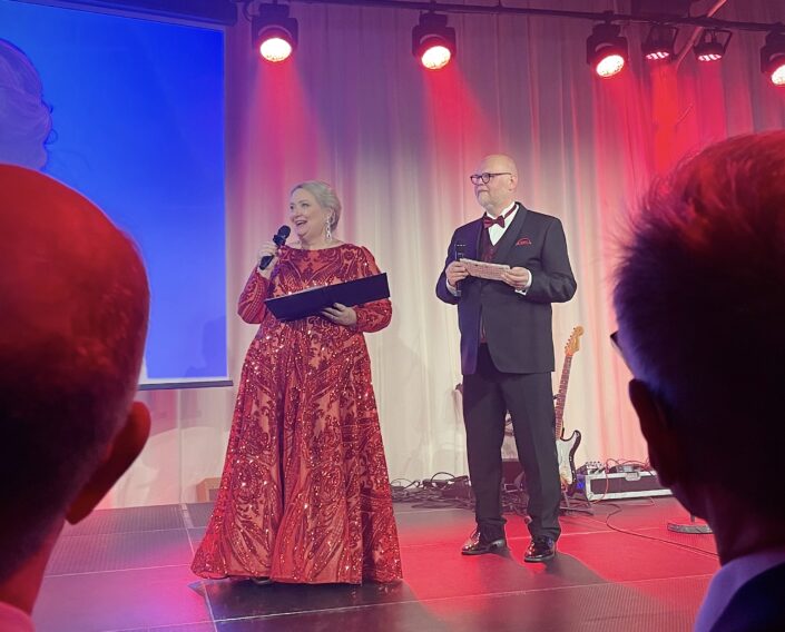Kirsi Rostamo ja Mikael Juntunen Radio Dein 25-vuotisjuhlagaalassa hienot puvut päällään.