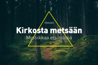 Kuvassa kolmio ja teksti "Kirkosta metsään" metsäisen taustan etualalla.