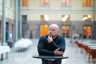 Dogmatiikan professori Olli-Pekka Vainio: Lahjakkaat teologian opiskelijat vaihtavat kirkkokuntaa
