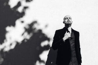 Tänään 50-vuotias Juha Tapio: ”Laulun syntyminen on rukouksen tai meditaation kaltainen hetki”