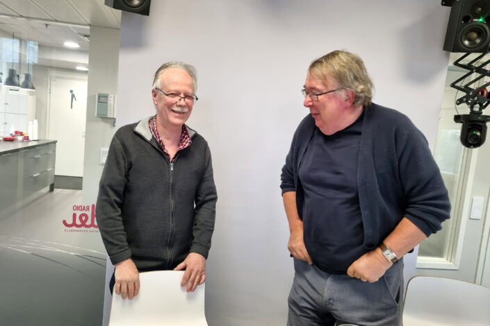 Matti Taneli ja Timo Airaksinen keskustelevat Radio Dein studiolla.