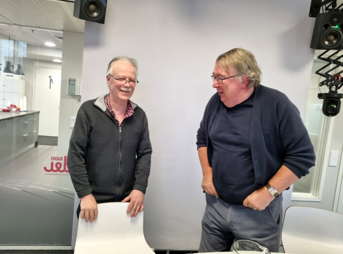 Matti Taneli ja Timo Airaksinen keskustelevat Radio Dein studiolla.