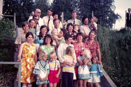 Ryhmä_ihmisiä_portaikossa_ryhmäkuvassa_1975_Sääminki