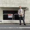 Kuvassa pastori Hiroaki Yoshimura Suomi-kirkon edessä Tokiossa.