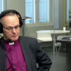 arkkipiispa Tapio Luoma herkistyneenä Radio Dein studiossa.
