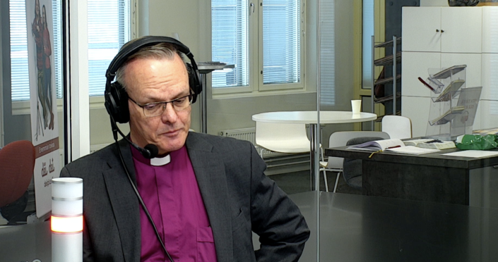 arkkipiispa Tapio Luoma herkistyneenä Radio Dein studiossa.