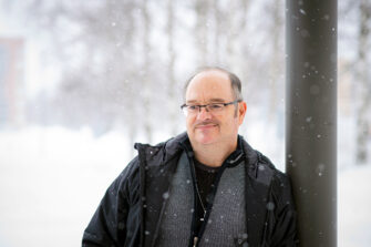 Tom Bollström katsoo ulkona otetussa kuvassa vasemmalle ohi kameran. Hän nojaa harmaaseen pylvääseen lumisateessa päällään tumma takki ja harmaa college. Bollström on keski-ikäinen ja silmälasipäinen, piirteiltään tumma. Hiukset ovat jo harventuneet. Taustalla näkyy utuisia puita.