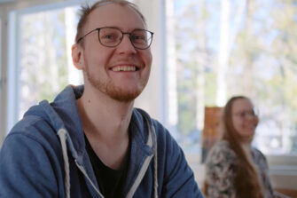 a_man_and_a_woman_are_smiling_in_classroom_photo_Kylvaja