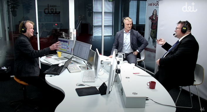Radio Dein eurovaalitentissä studiossa keskustelevat Kai Kortelainen, Henrik Meinander ja Arto Luukkanen.