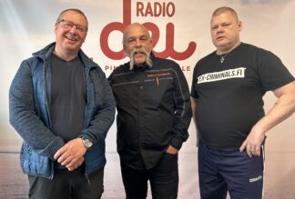 Ali Niemelä, Sam Childers ja Lauri Johansson Radio Dein studiolla.