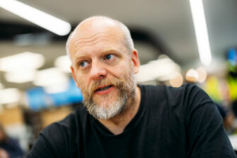 Kukaan ei enää tunne olevansa syntinen, ja siksi ihmiset vihaavat toisiaan, väittää kielitieteilijä Janne Saarikivi