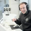 Kuvassa on Sami Jalonen Radio Dein studiossa