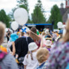 Kuvassa on lapsia ja perheitä Evankeliumijuhlan kulkueessa