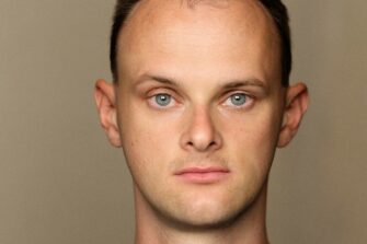 Suomen kansalaisuutta hakeva Stephen Bathurst tuo Tampereen Teatterikesään sooloesityksensä, joka on saanut inspiraation Raamatusta