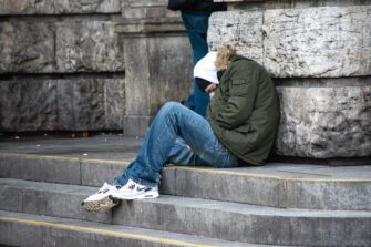 Asunnottomien yö nostaa esille piiloasunnottomuuden – Myös Espoossa moni nuori majailee kaverien luona