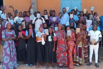 ”Nyt minulla on oma Raamattu”: 150 nuorelle Jumalan Sana Nigerissä