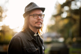 Sanataitelija ja kyläpappi Matti Kivilahti on Vuoden pappi 2024