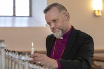Uskonnonvapauden toteutuminen huolettaa kyselytunnille saapuvaa piispaa