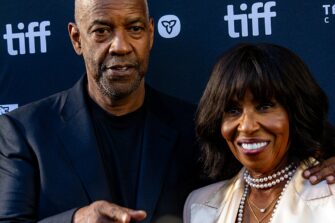 Oscar-palkittu näyttelijä Denzel Washington kastettiin – sai myös pappisluvan