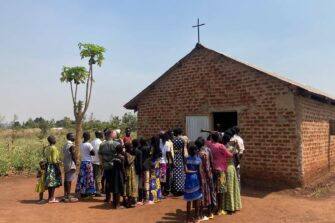 Yli 30 000 euroa eteläsudanilaisille pakolaisille Ugandassa: nuorisotyö seurakunnissa vahvistuu ja lapset pääsevät kouluun